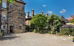 Central Harrogate Townhouse Apartment With Parking